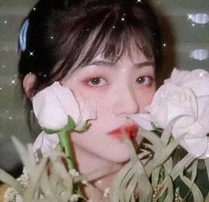 女生出拳